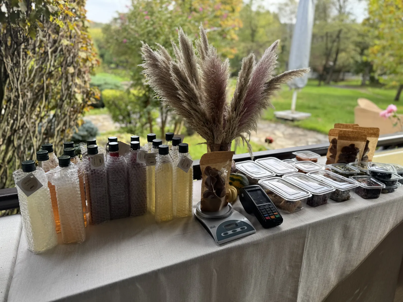 Püra kiler ürünleri ve şişelerinin yer aldığı sunum masası